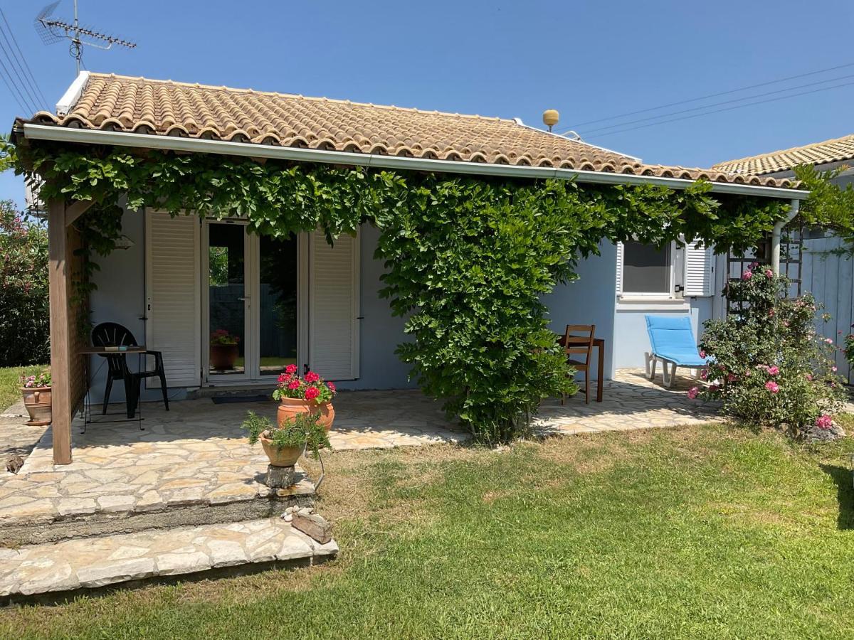 Villa Little Blue House à Sidárion Extérieur photo